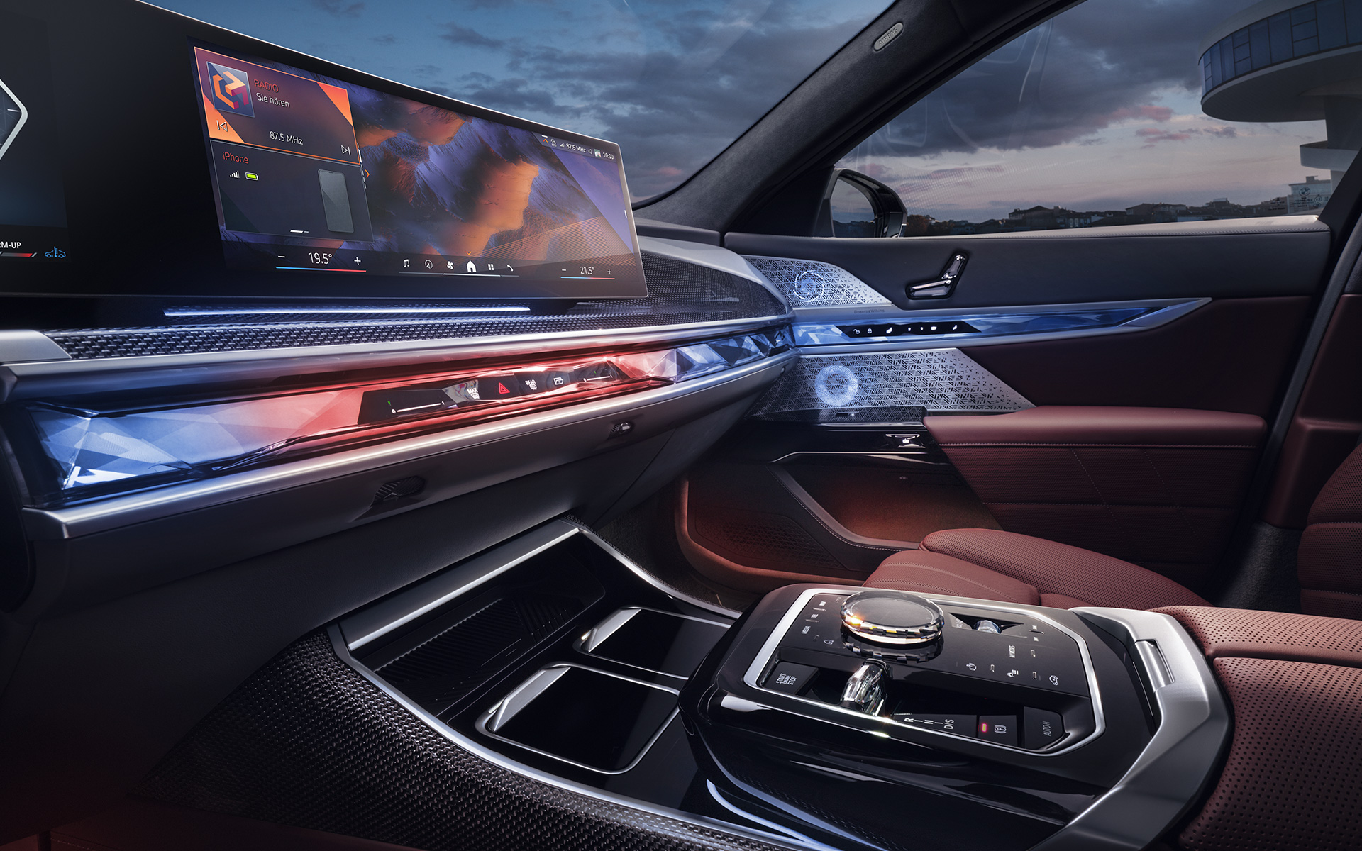 Vista interna anteriore della BMW Serie 7 Berlina G70 ICE 740i pacchetto sportivo M con applicazione in vetro “CraftedClarity” e Curved Display