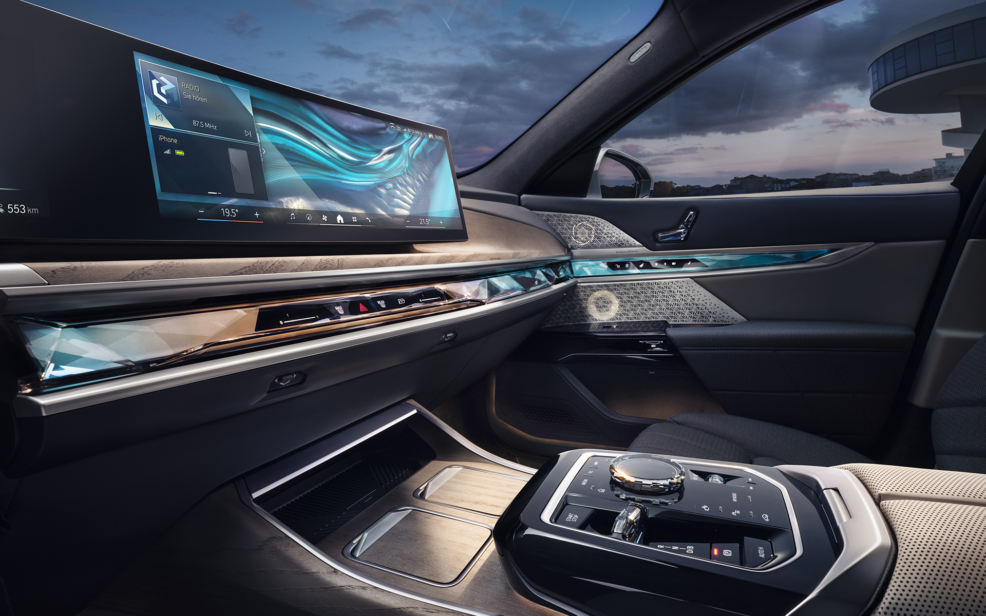 Dashboard und Interaction bar Beleuchtete Touch-/Bedienleiste BMW i7 Limousine G70 Interieur