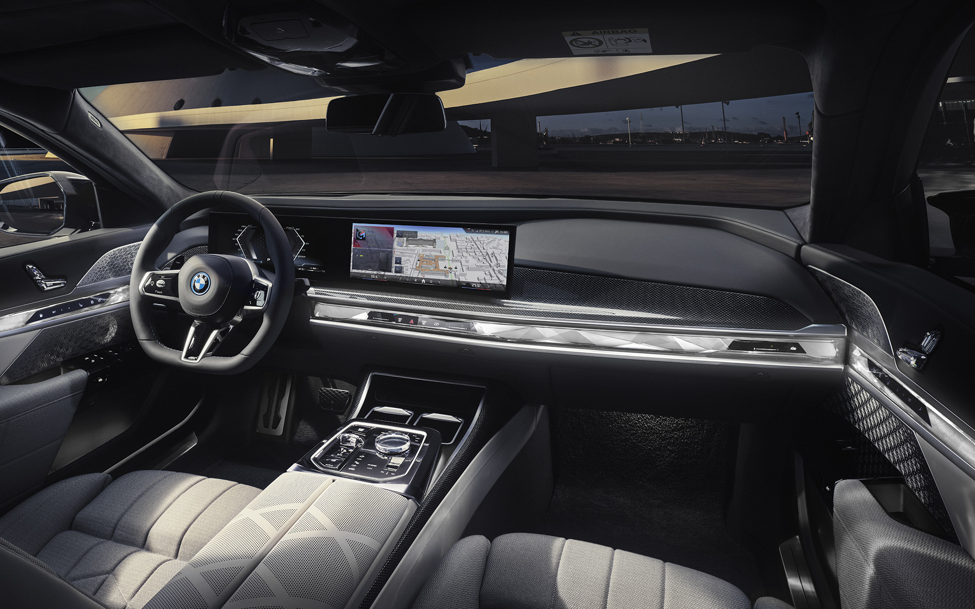 Vista da lato passeggero degli interni con cockpit della BMW M760e xDrive Berlina G70