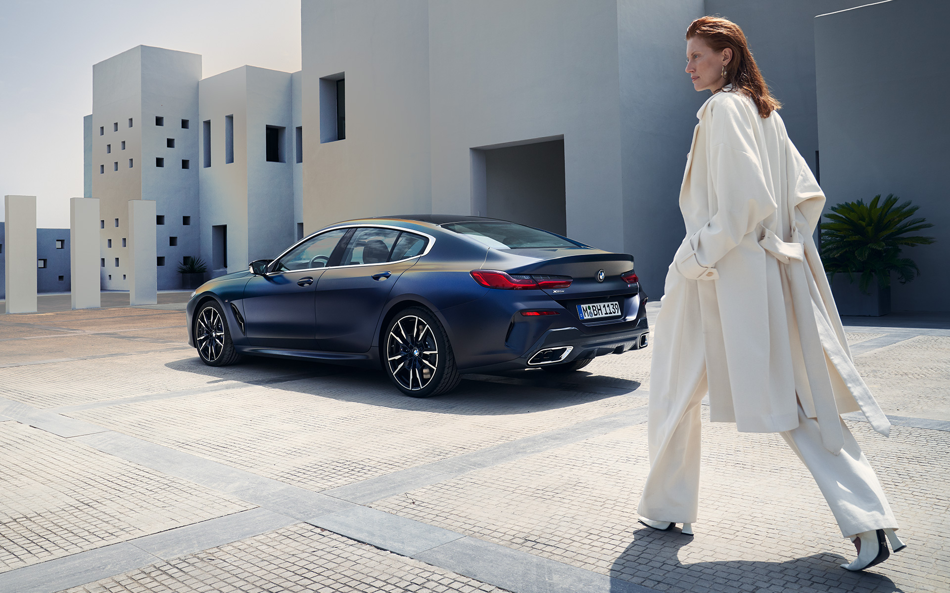 BMW M850i xDrive Gran Coupé G16 LCI Facelift 2022 BMW Individual Frozen Tansanite Blue metallizzato Vista posteriore a tre quarti con modella