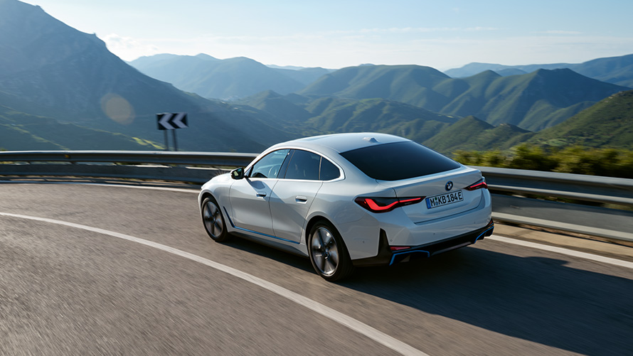 BMW i4 en vue de trois quarts latérale sur une route